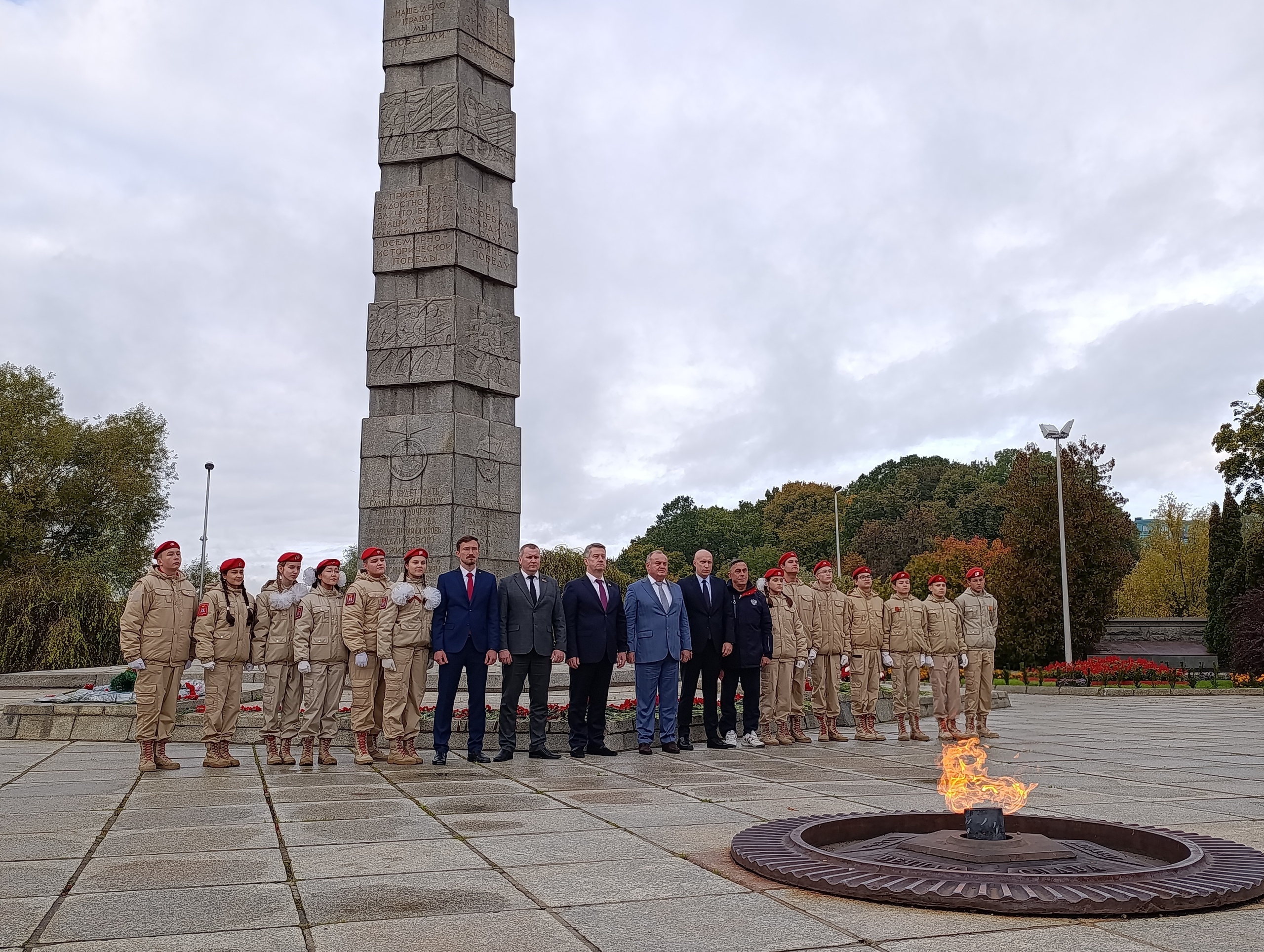 Возложение цветов к мемориальному ансамблю "1200 воинам-гвардейцам" 2025